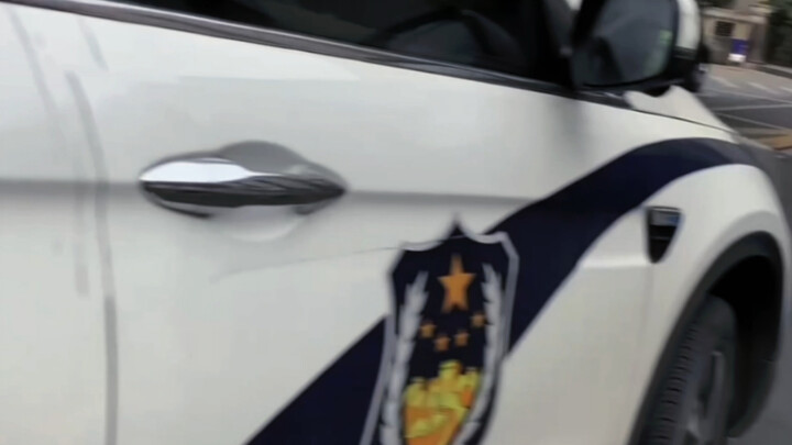 Bagaimana rasanya saat mobil polisi menurunkan Anda di gerbang sekolah?