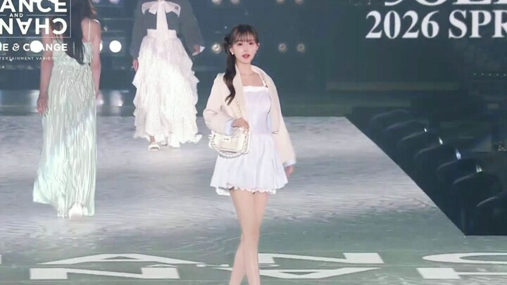 2026’s latest Tokyo–Kansai fashion show: adorable Japanese-style micro-skirt, long legs, and sweet‑g