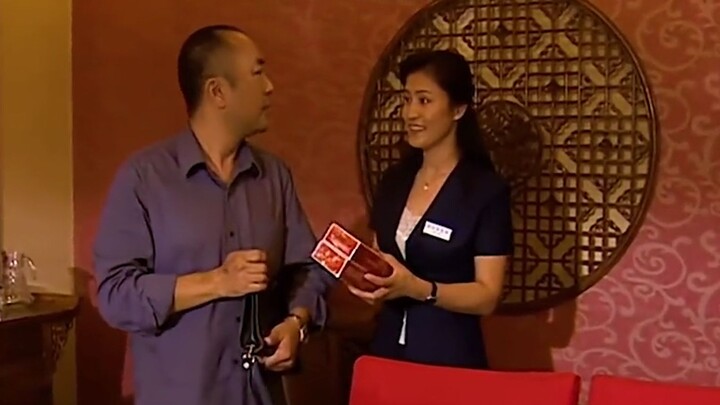 Hai người mang theo 20 tệ vào khách sạn, gọi hẳn 2.000 tệ hải sản, lúc ra về còn được tặng hai con c