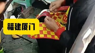 女子3000元的鞋被大爷修坏 没要求赔偿 反被大爷嘲讽 #搞笑 #万万没想到