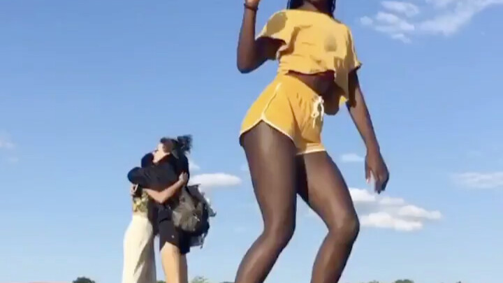 当我听Katy Perry新专Smile里的Tucked