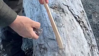 Apa? Membuat api dengan menggosokkan dua batang kayu itu mudah sekali!