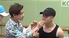 【GOT7】Jackbam 斑宝照顾哥哥的样子好乖哟!