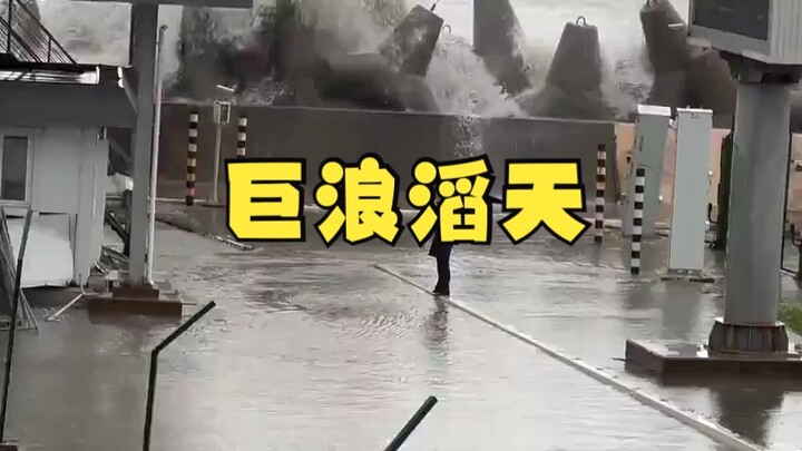 Sóng lớn cuồn cuộn! Sóng biển hất tung người đứng xem