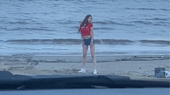 Dance area creator secretly filmed by passersby—moves perfectly synced with the music playing in the