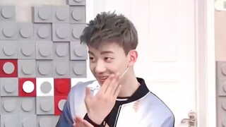 When Xiao Zhan heard that the flight was delayed, his expression was shocked, haha, and his imitatio