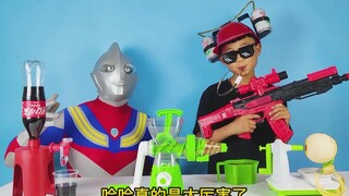 真人奥特曼给小泽榨西瓜汁喝，小泽还带来了好玩的帽子饮水器玩具