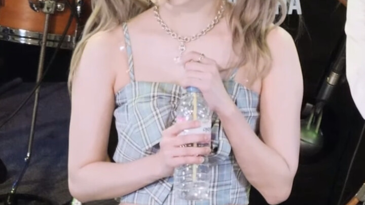 เพราะน่ารักเกินไป เลยมีคลิปจับจ้องตอนดื่มน้ำด้วยเลย