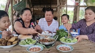 Bầu Luộc Chấm Chao Cá Bống Dừa Kho Tiêu Bữa Cơm Ngon Ngoài Vườn Khi Trời Mưa Bão| TKQ & Family T696