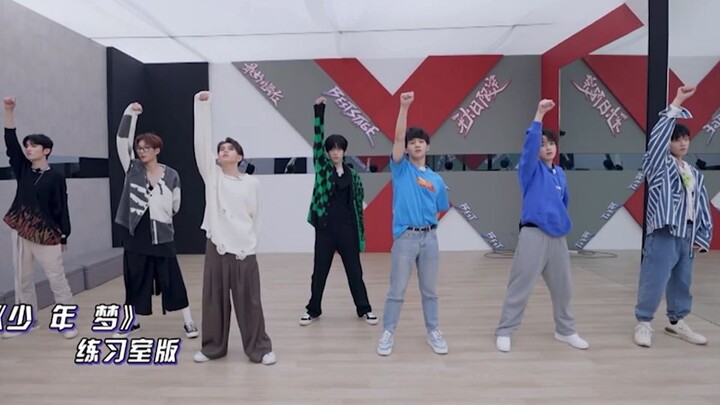 The practice room for the show's collaborative performance of "Youthful Dream" is here! Ling Chao/Hu