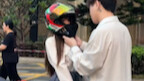 Giúp cô bạn gái bằng figure đội chiếc mũ bảo hiểm của tôi.
