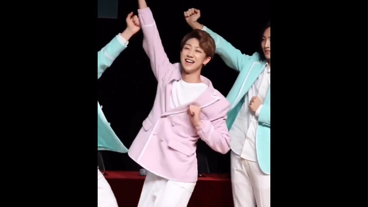 بدون أي تصنع أو تكلّف، كل حركة تؤدّى بانسيابية ووضوح، ومع ذلك تبدو رقيقة بشكل طبيعي وغير مفتعل. وعند