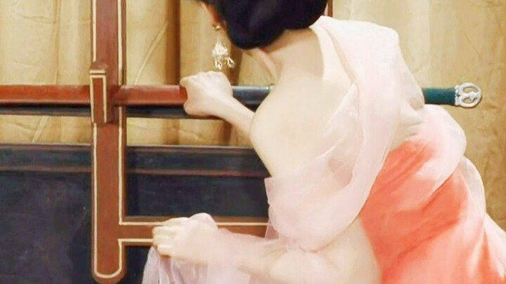 She changed over a dozen outfits and matching hair accessories within less than one episode—now that