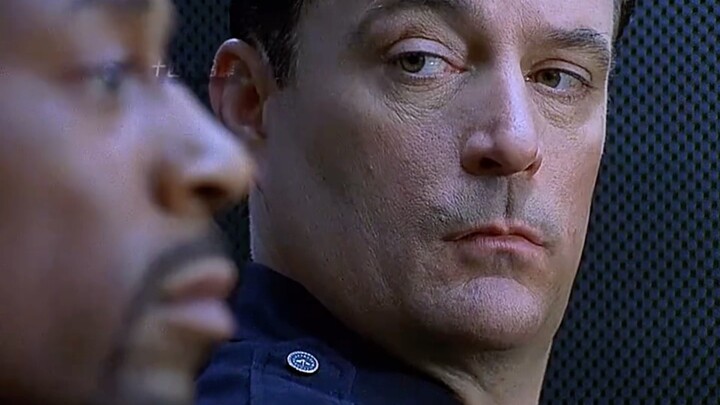 Vừa thoát khỏi tù đã làm cảnh sát luôn? Hài hước quá!