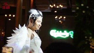 Phạm Thoại không biến sắc khi vác con trăn lớn đưa cho một nhà báo trên sàn catwalk