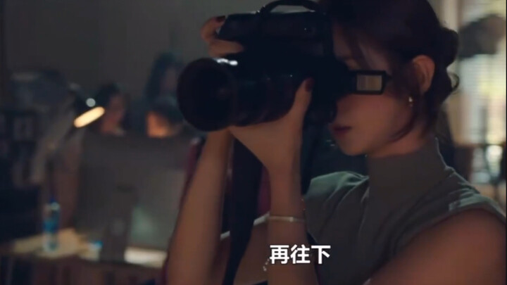 أنا مغرم تمامًا بوجه وأناقة هذه الأخت!