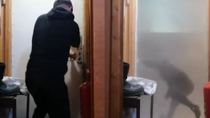Seorang pria Rusia menunjukkan cuaca kepada netizen, namun orang yang membuka pintu tidak membuka pi
