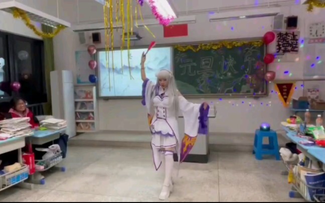 在元旦晚会跳寄明月！