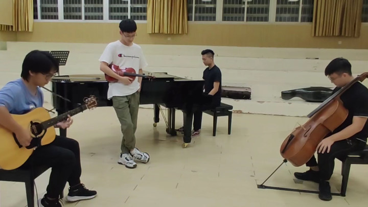 "Despacito" cover oleh pria dengan instrumen