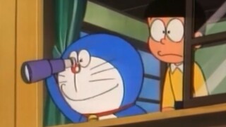 Chú chó nghiêm túc liếm Nobita Nobita