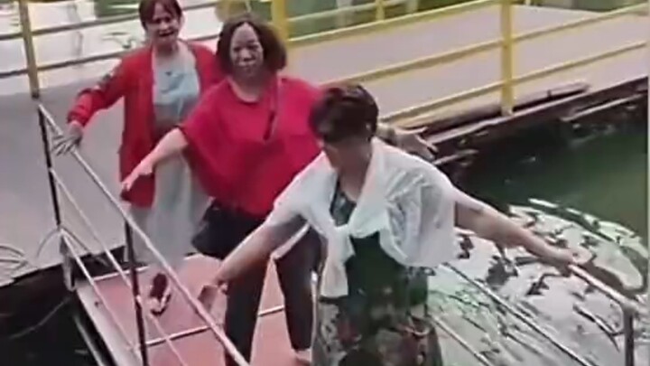 The “Flowers Bloom in Wealth” ship has capsized.