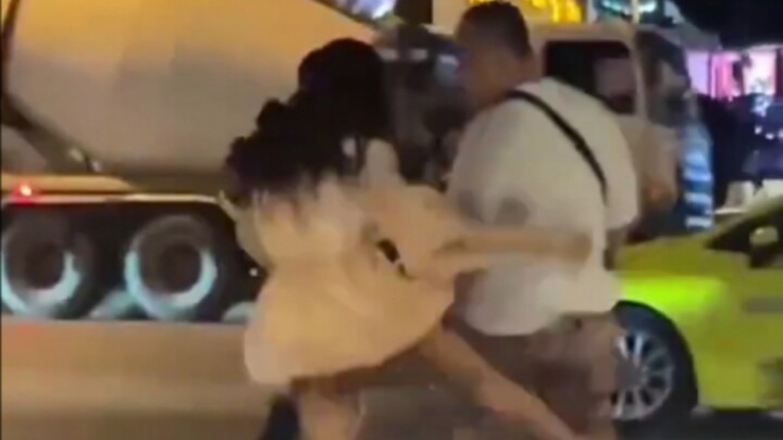 Di antara pasangan, ngapain pakai tangan?