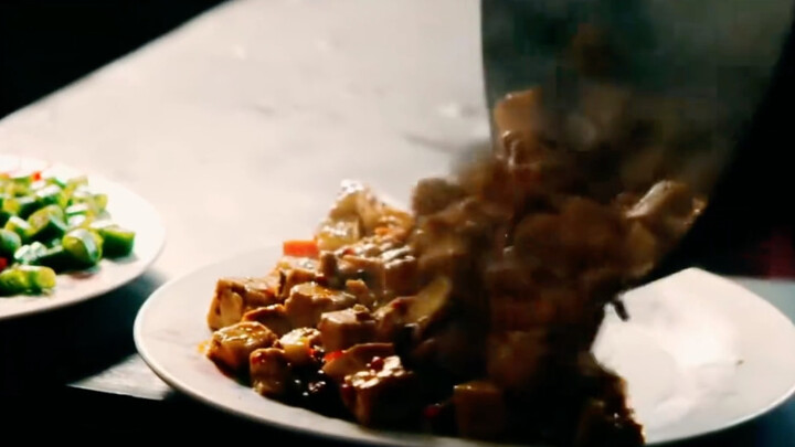 رجل يُعدّ أطباق المطبخ التِّسْعَانِيّة للقائد، والقائد يستطيع فجأة تخمين ترتيب تقديم الأطباق!