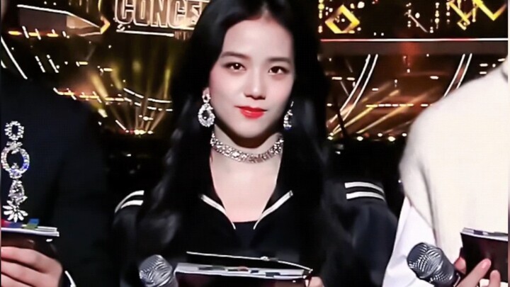 Without YG's makeup and styling, it turns out she has so many stunning looks!