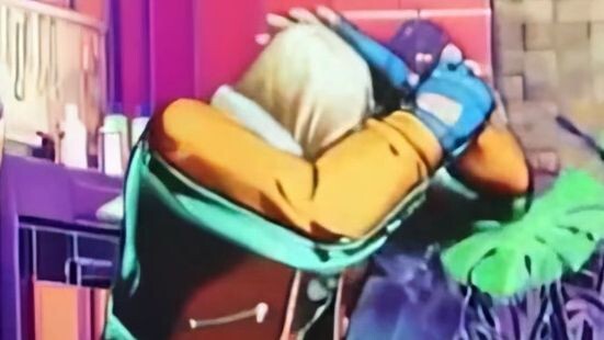 Trey lupa kalau dia nggak pakai topi, jadi adegan memegang topi di ruang hampa pun jadi aneh.