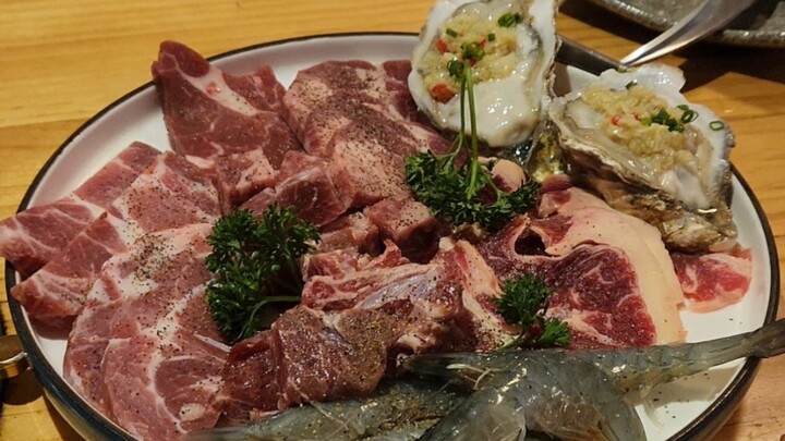 98-yuan Japanese BBQ buffet, but there’s only one serving of each meat—had to eat with a bit of a sw