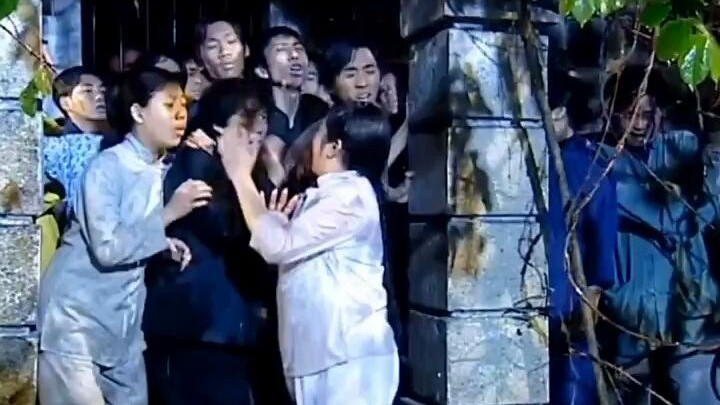 Nữ quỷ nửa đêm đụng phải đoàn bách quỷ dạ hành, ai nấy đều bỏ chạy tán loạn; sau khi hỏi han mới biế