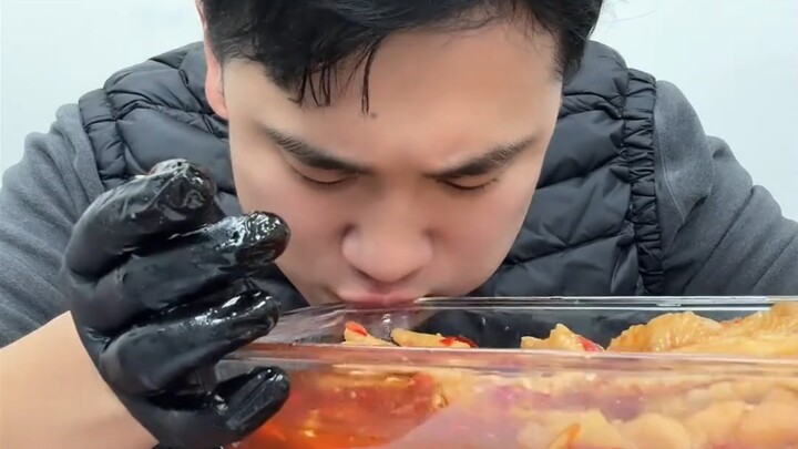 Brother Kai loves eating boneless chicken feet the most.