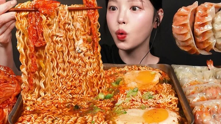 【Boki Chinese Subtitles】A big pot of spicy ramen with fried dumplings, so filling!!