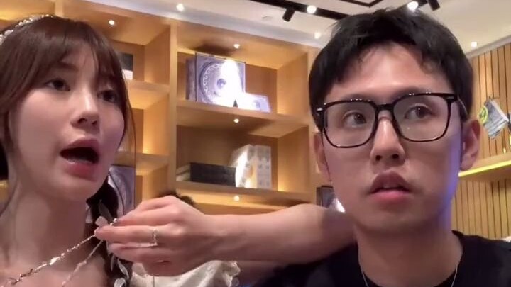 จะตอบสนองอย่างไรเมื่อแฟนสาวอยากซื้อของขวัญให้คุณ