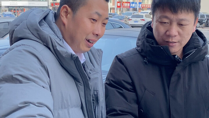 Manajer lobi membantu mantan rekan kerjanya mendapatkan pekerjaan sebagai sopir