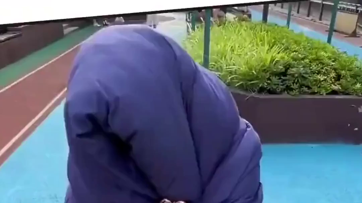 Tenda dan peta dunia di apartemen studio gadis di kereta bawah tanah