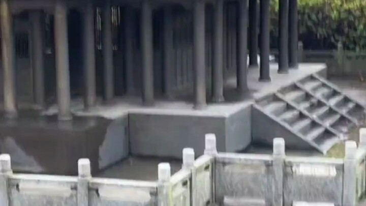 1_下雨天，猫咪躲进宋代岳阳楼模型中，一时间分不清到底是楼太小还是猫太大…#猫咪 来源：@流苏。