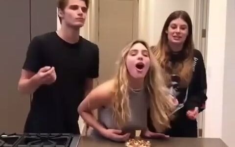 Setelah sahabat baikmu tiba-tiba jadi pasangan kekasih...