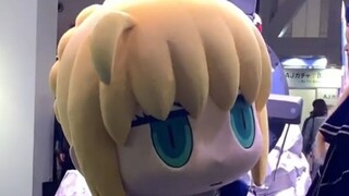 Saber with the Quirky Hair and Bully Gudako!