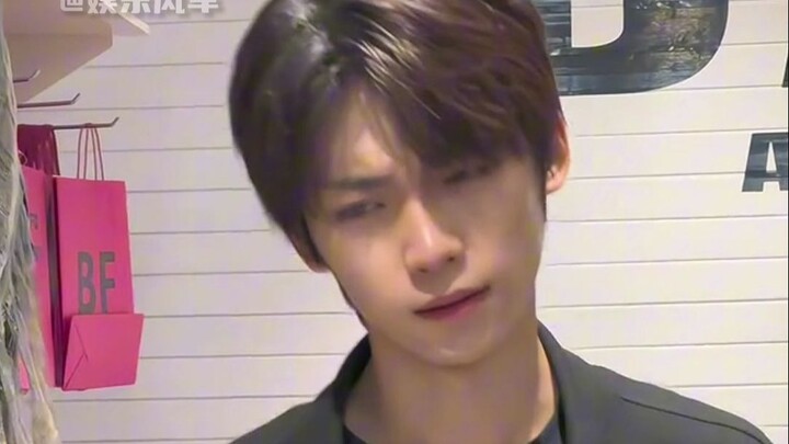 هذا الرجل سلطان مزدوج في عالم الكائنات اللطيفة والأزياء العصرية!