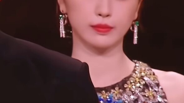 Yu Shuxin ดูดีมากกับหนังศีรษะของเธอใน Weibo Night