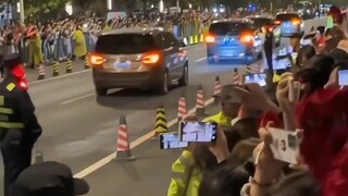 这就是双向奔赴啊，四台车都打着双闪，开的很慢很慢， 圆满收官！五号再见啦，希望未来我们会以另外一种方式见面
