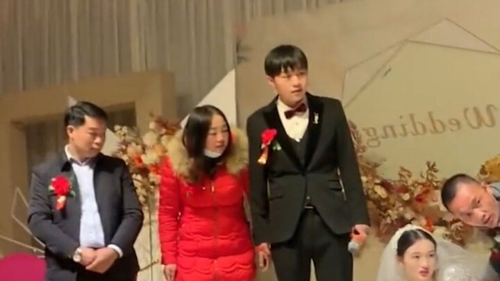 เจ้าสาวส่อว่ารู้สึกไม่สบายจนนั่งยองๆ ลุกไม่ขึ้น ชาวเน็ตถาม: ครอบครัวเจ้าบ่าวมาดูงานเลี้ยงเฉยๆ หรือเป