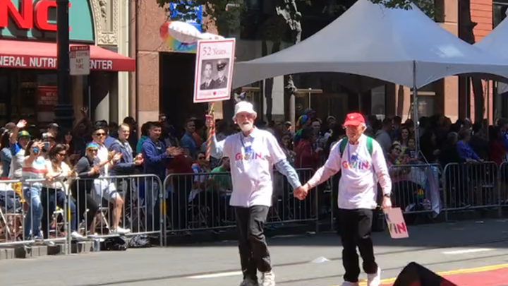 Pada parade San Francisco Pride 2018, pasangan gay ini begitu mesra, sudah 55 tahun berlalu!