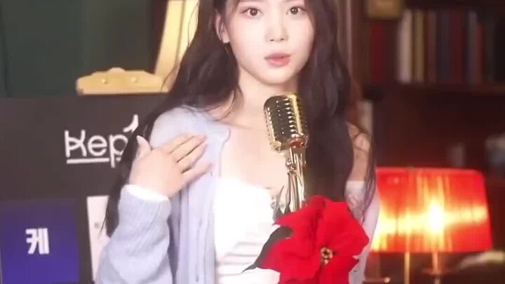 Thẩm Tiểu Đình cảm thán về màn nhảy “Snake” thường ngày, cho rằng nhan sắc của cô trong Kep1er thực 