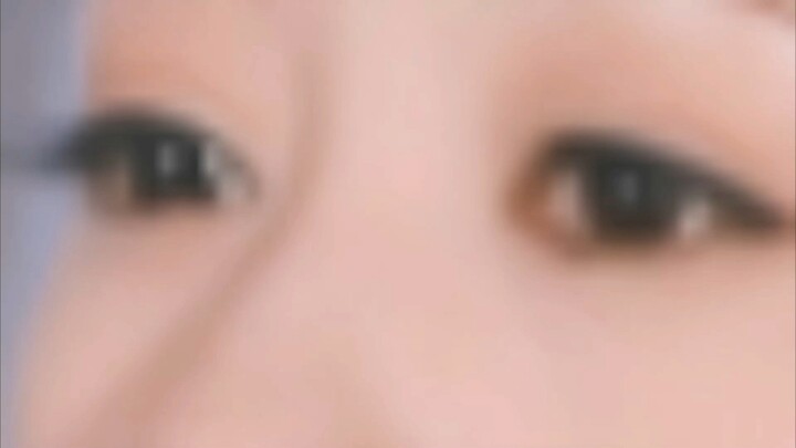 Gila juga! Ternyata memang ada orang yang karena bola matanya terlalu hitam, malah dikira pakai lens