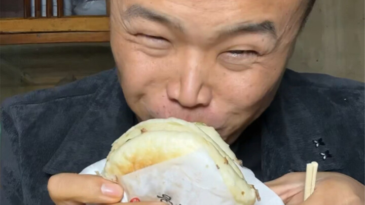 Makanlah sedikit roujiamo!