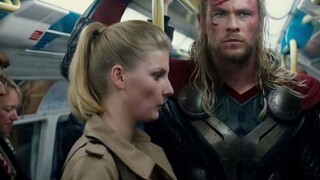 雷神被反派传送，竟要坐地铁才能回到战场，旁边美女都惊呆了