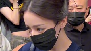 Xiaodi is working now, his eyes are so beautiful