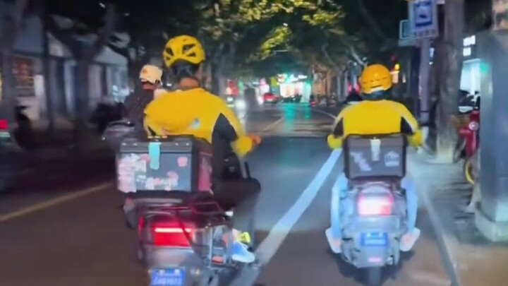 วินาทีก่อน ใครจะไปหัวเราะเยาะเด็กผู้หญิงที่กลับบ้านไม่ได้ได้ลงล่ะ; วินาทีถัดมา ฉันกลับหัวเราะเสียยิ่